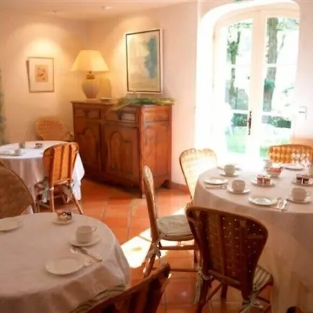 Logis Le Moulin De La Beune 호텔